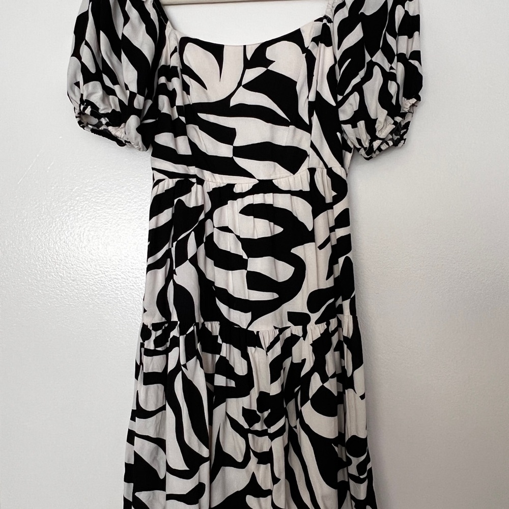 Elegant Black and White Puff Sleeve Dress